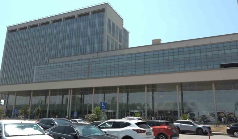 BURSA’DA 63 SANIĞIN YARGILANDIĞI DAVADA MAHKEME ARA KARARINI AÇIKLADI. TUTUKLU 6 SANIĞIN TAHLİYESİNE, 10 SANIĞIN İSE TUTUKLULUK HALİNİN DEVAMINA KARAR VERİLİRKEN, DURUŞMA ERTELENDİ.