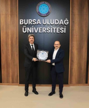 BURSA ULUDAĞ ÜNİVERSİTESİ (BUÜ) HASTANESİ ÇOCUK GÖĞÜS HASTALIKLARI BİLİM DALINA, HAYIRSEVER İŞ İNSANI MEHMET AKİF GÖKSU TARAFINDAN "PEDİATRİK İOS SOLUNUM FONKSİYON TESTLERİ SİSTEMİ" KAZANDIRILDI. CİHAZ BAĞIŞI DOLAYISIYLA DÜZENLENEN TÖRENDE HAYIRSEVER BAĞIŞÇIYA TEŞEKKÜR PLAKETİ TAKDİM EDİLDİ.