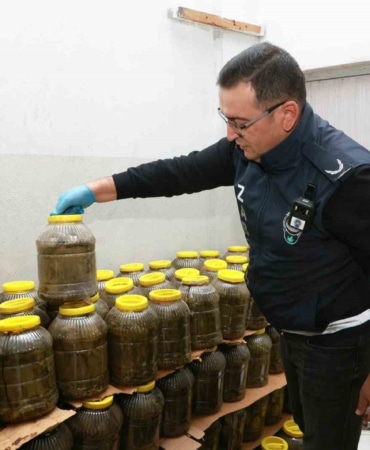 OSMANGAZİ BELEDİYESİ, HALK SAĞLIĞINI TEHDİT EDENLERE KARŞI DENETİMLERİNİ 7 GÜN 24 SAAT SÜRDÜRÜYOR. OSMANGAZİ BELEDİYESİ ZABITA MÜDÜRLÜĞÜ EKİPLERİNİN GERÇEKLEŞTİRDİĞİ DENETİMDE, RUHSATSIZ BİR DEPODA SAĞLIKSIZ KOŞULLARDA MUHAFAZA EDİLEN VE KÜFLENDİĞİ TESPİT EDİLEN YAKLAŞIK 6 BİN 500 KİLOGRAM GIDA ÜRÜNÜ ELE GEÇİRİLEREK İMHA EDİLDİ.