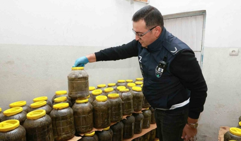 OSMANGAZİ BELEDİYESİ, HALK SAĞLIĞINI TEHDİT EDENLERE KARŞI DENETİMLERİNİ 7 GÜN 24 SAAT SÜRDÜRÜYOR. OSMANGAZİ BELEDİYESİ ZABITA MÜDÜRLÜĞÜ EKİPLERİNİN GERÇEKLEŞTİRDİĞİ DENETİMDE, RUHSATSIZ BİR DEPODA SAĞLIKSIZ KOŞULLARDA MUHAFAZA EDİLEN VE KÜFLENDİĞİ TESPİT EDİLEN YAKLAŞIK 6 BİN 500 KİLOGRAM GIDA ÜRÜNÜ ELE GEÇİRİLEREK İMHA EDİLDİ.