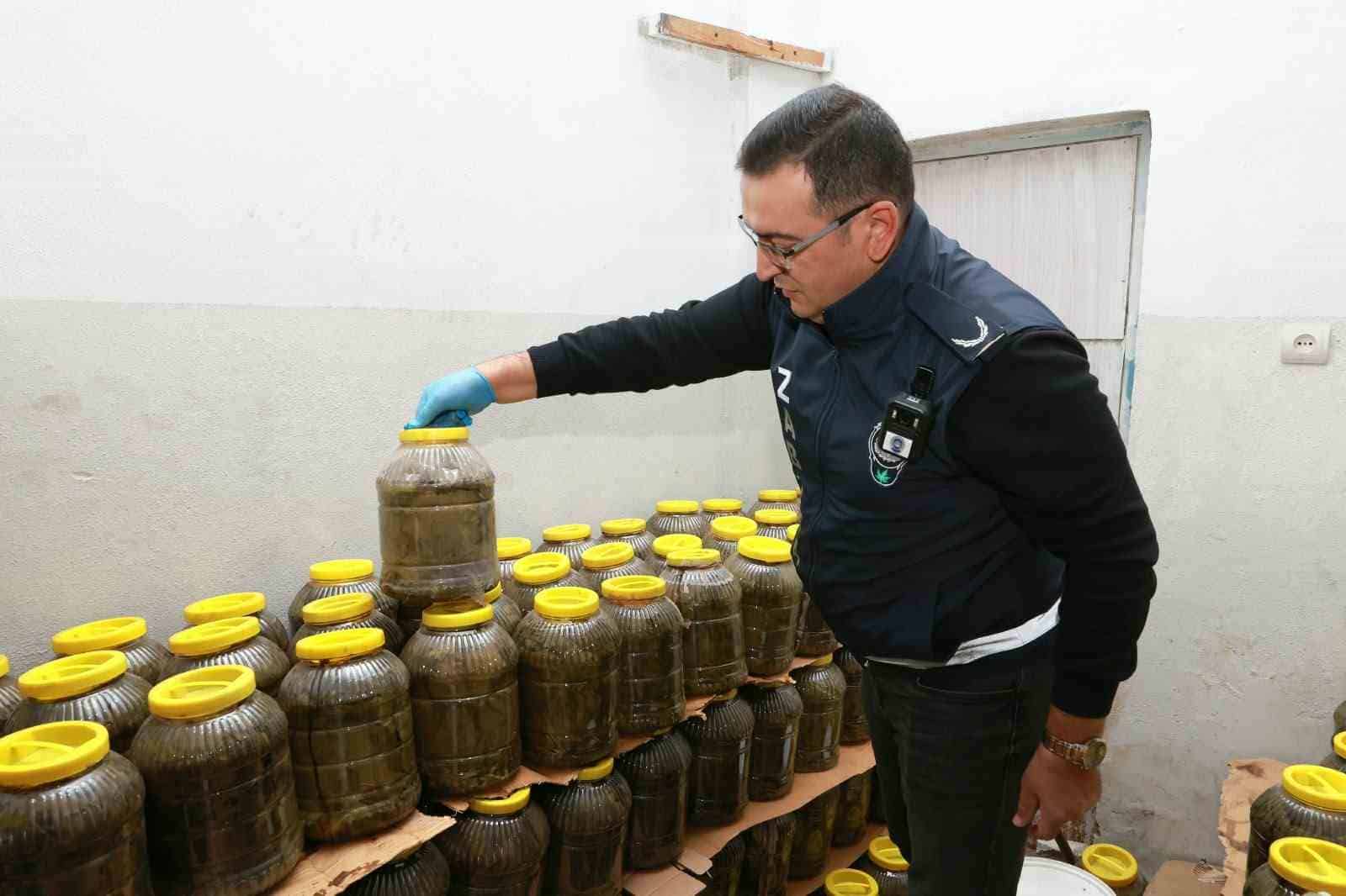 OSMANGAZİ BELEDİYESİ, HALK SAĞLIĞINI TEHDİT EDENLERE KARŞI DENETİMLERİNİ 7 GÜN 24 SAAT SÜRDÜRÜYOR. OSMANGAZİ BELEDİYESİ ZABITA MÜDÜRLÜĞÜ EKİPLERİNİN GERÇEKLEŞTİRDİĞİ DENETİMDE, RUHSATSIZ BİR DEPODA SAĞLIKSIZ KOŞULLARDA MUHAFAZA EDİLEN VE KÜFLENDİĞİ TESPİT EDİLEN YAKLAŞIK 6 BİN 500 KİLOGRAM GIDA ÜRÜNÜ ELE GEÇİRİLEREK İMHA EDİLDİ.
