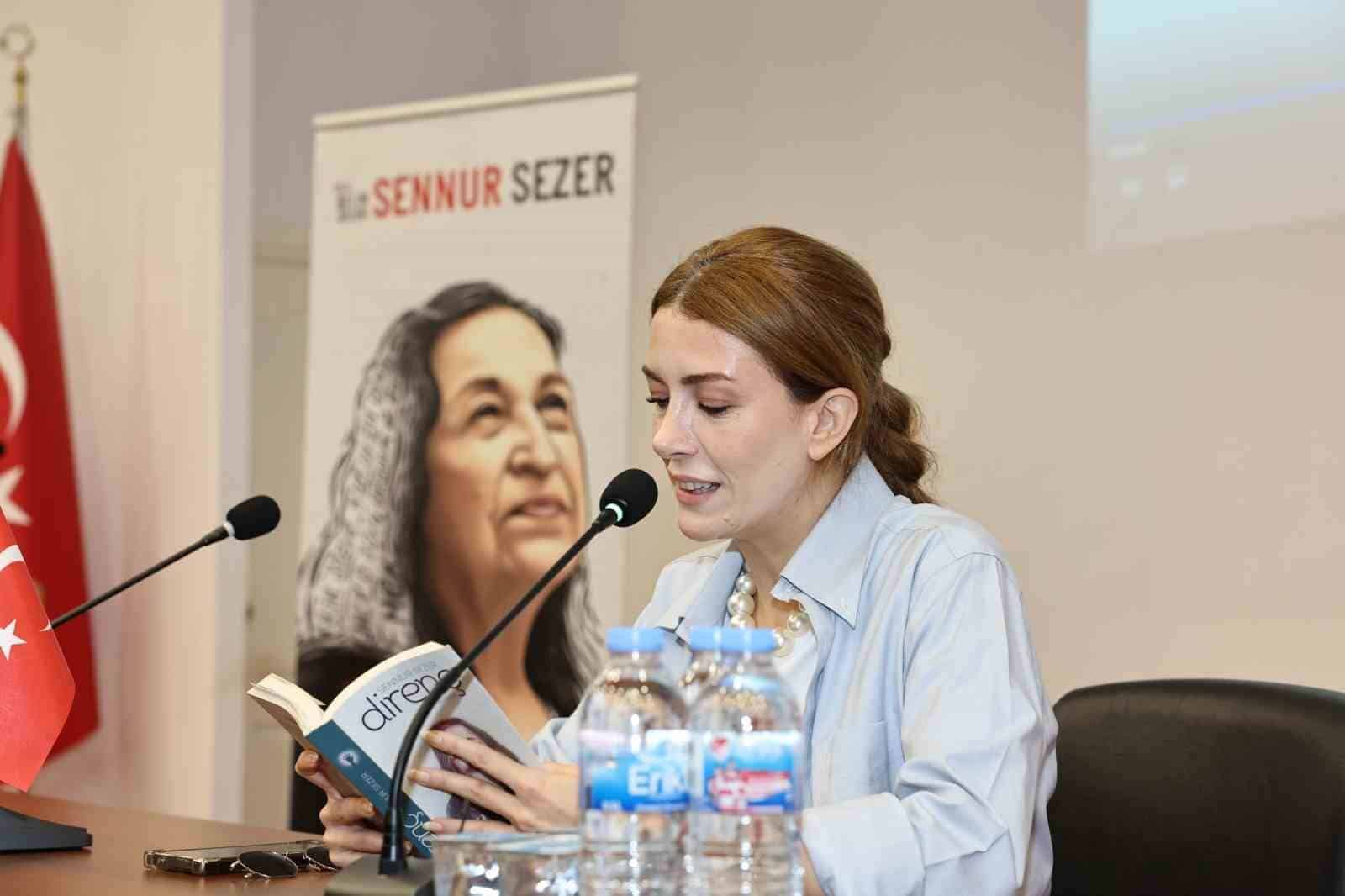 NİLÜFER BELEDİYESİ'NİN "2026 YILIN YAZARI SENNUR SEZER" ETKİNLİKLERİ KAPSAMINDA OYUNCU ELİT ANDIÇ ÇAMİ KOZA KÜTÜPHANE'DE LİSELİLERLE, MARMARABİRLİK TESİSLERİNDE İSE FABRİKA İŞÇİLERİYLE BİR ARAYA GELEREK USTA ŞAİRİN ŞİİRLERİNİ SESLENDİRDİ.