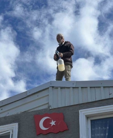 69 YAŞINDAKİ EV SAHİBİ AHMET KUNUK, EVİNİN ÇATISINA ÇIKARAK YIKIM EKİPLERİNE DİRENDİ.