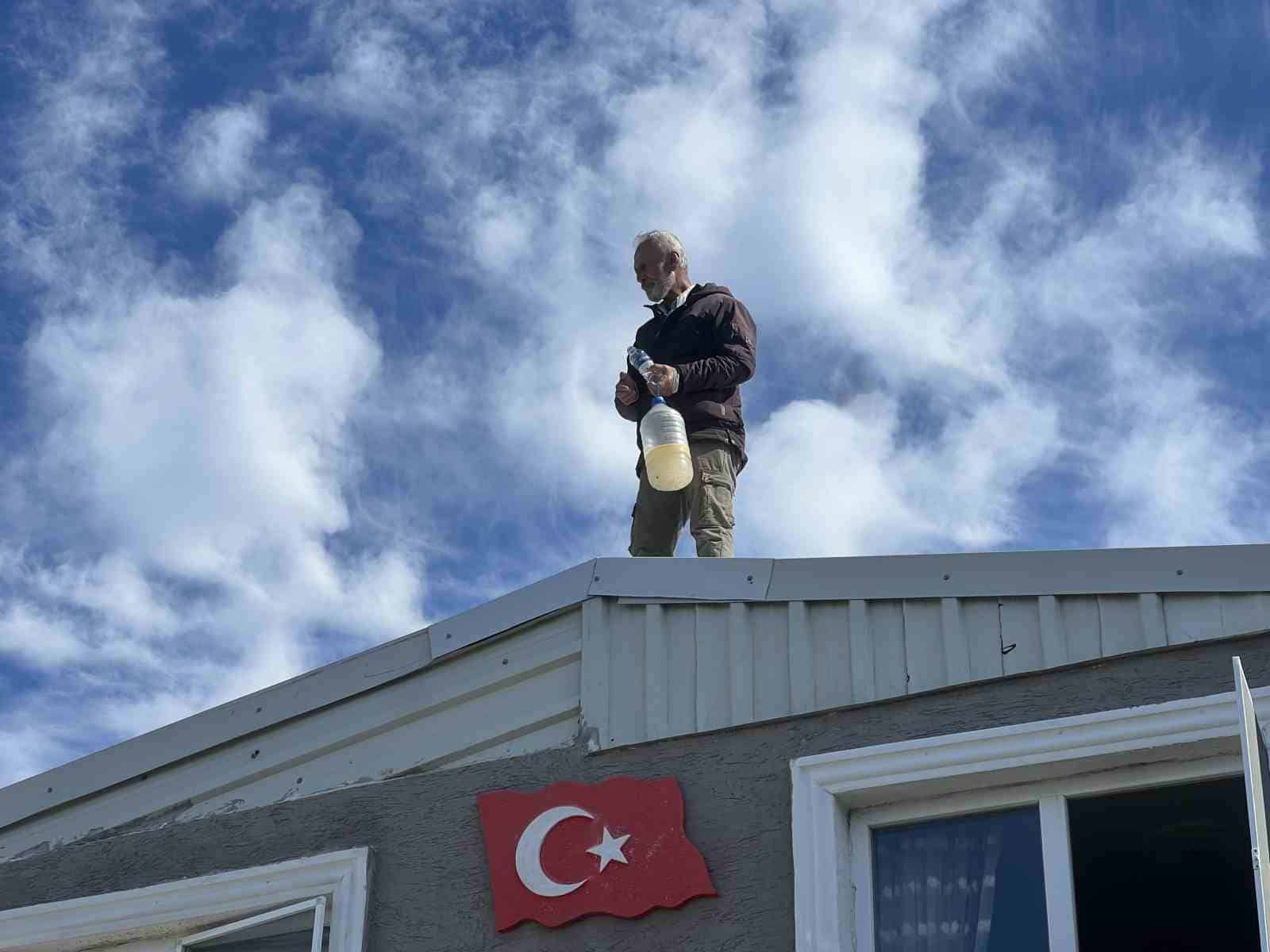 69 YAŞINDAKİ EV SAHİBİ AHMET KUNUK, EVİNİN ÇATISINA ÇIKARAK YIKIM EKİPLERİNE DİRENDİ.