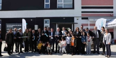 SANAL GERÇEKLİKTEN ARTIRILMIŞ GERÇEKLİĞE, YAPAY ZEKÂ UYGULAMALARINDAN DİJİTAL EĞİTİM VE ATÖLYELERE KADAR BİRÇOK FARKLI DENEYİMİ BİR ARAYA GETİREN "NİLÜFER BELEDİYESİ DİJİTAL DENEYİM MERKEZİ" FETHİYE MAHALLESİ’NDE AÇILDI.