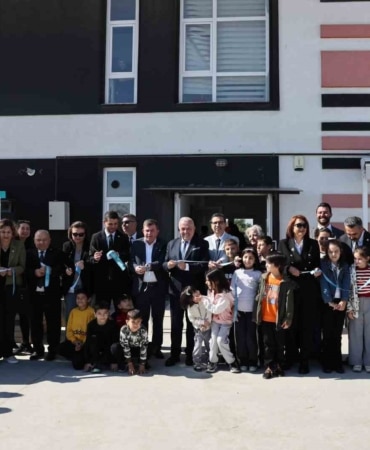 SANAL GERÇEKLİKTEN ARTIRILMIŞ GERÇEKLİĞE, YAPAY ZEKÂ UYGULAMALARINDAN DİJİTAL EĞİTİM VE ATÖLYELERE KADAR BİRÇOK FARKLI DENEYİMİ BİR ARAYA GETİREN "NİLÜFER BELEDİYESİ DİJİTAL DENEYİM MERKEZİ" FETHİYE MAHALLESİ’NDE AÇILDI.
