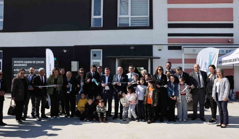 SANAL GERÇEKLİKTEN ARTIRILMIŞ GERÇEKLİĞE, YAPAY ZEKÂ UYGULAMALARINDAN DİJİTAL EĞİTİM VE ATÖLYELERE KADAR BİRÇOK FARKLI DENEYİMİ BİR ARAYA GETİREN "NİLÜFER BELEDİYESİ DİJİTAL DENEYİM MERKEZİ" FETHİYE MAHALLESİ’NDE AÇILDI.
