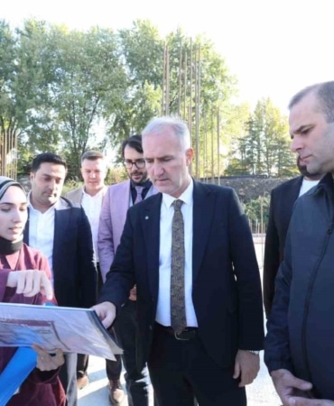 İNEGÖL BELEDİYESİ’NİN HAYATA GEÇİRDİĞİ BOTANİK NİKAH VE ETKİNLİK SALONLARI PROJESİNDE AĞUSTOS AYINDA ATILAN TEMELİN ARDINDAN ÇALIŞMALAR TÜM HIZIYLA SÜRÜYOR. ŞANTİYE ALANINI ZİYARET EDEN BELEDİYE BAŞKANI ALPER TABAN, PROJEDEKİ SON DURUMU PAYLAŞTI.