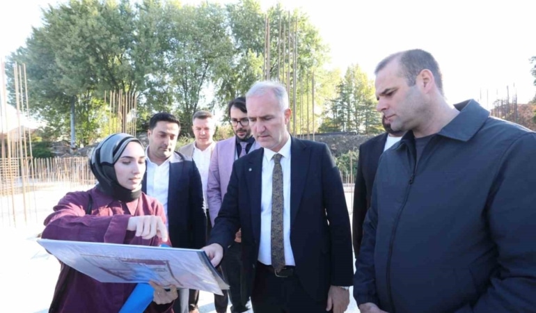 İNEGÖL BELEDİYESİ’NİN HAYATA GEÇİRDİĞİ BOTANİK NİKAH VE ETKİNLİK SALONLARI PROJESİNDE AĞUSTOS AYINDA ATILAN TEMELİN ARDINDAN ÇALIŞMALAR TÜM HIZIYLA SÜRÜYOR. ŞANTİYE ALANINI ZİYARET EDEN BELEDİYE BAŞKANI ALPER TABAN, PROJEDEKİ SON DURUMU PAYLAŞTI.