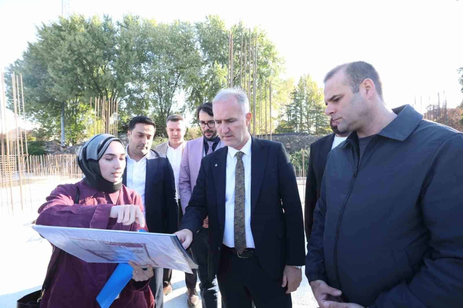 İNEGÖL BELEDİYESİ’NİN HAYATA GEÇİRDİĞİ BOTANİK NİKAH VE ETKİNLİK SALONLARI PROJESİNDE AĞUSTOS AYINDA ATILAN TEMELİN ARDINDAN ÇALIŞMALAR TÜM HIZIYLA SÜRÜYOR. ŞANTİYE ALANINI ZİYARET EDEN BELEDİYE BAŞKANI ALPER TABAN, PROJEDEKİ SON DURUMU PAYLAŞTI.