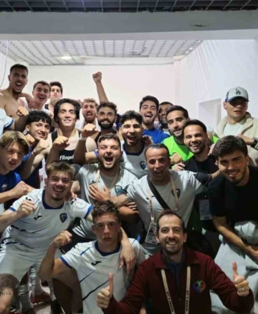 TÜRKİYE KUPASI 2. ELEME TURU’NDA KARACABEY BELEDİYESPOR İLE GALATA, MUSTAFA FEHMİ GERÇEKER STADYUMU’NDA KARŞI KARŞIYA GELDİ. NORMAL SÜRESİ 2-2 EŞİTLİKLE TAMAMLANAN MÜCADELENİN ARDINDAN PENALTI ATIŞLARINA GİDİLDİ. PENALTILARDA RAKİBİNE 5-3 ÜSTÜNLÜK SAĞLAYAN KARACABEY BELEDİYESPOR, ADINI BİR ÜST TURA YAZDIRDI.