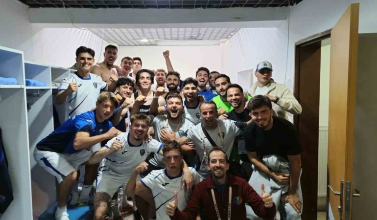 TÜRKİYE KUPASI 2. ELEME TURU’NDA KARACABEY BELEDİYESPOR İLE GALATA, MUSTAFA FEHMİ GERÇEKER STADYUMU’NDA KARŞI KARŞIYA GELDİ. NORMAL SÜRESİ 2-2 EŞİTLİKLE TAMAMLANAN MÜCADELENİN ARDINDAN PENALTI ATIŞLARINA GİDİLDİ. PENALTILARDA RAKİBİNE 5-3 ÜSTÜNLÜK SAĞLAYAN KARACABEY BELEDİYESPOR, ADINI BİR ÜST TURA YAZDIRDI.
