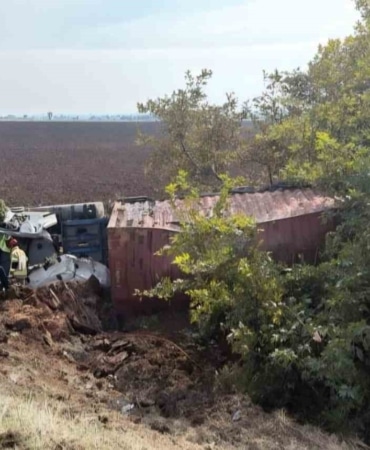 BURSA'DA KONTROLDEN ÇIKARAK TARLAYA UÇAN TIRIN SÜRÜCÜSÜ YARALANDI.