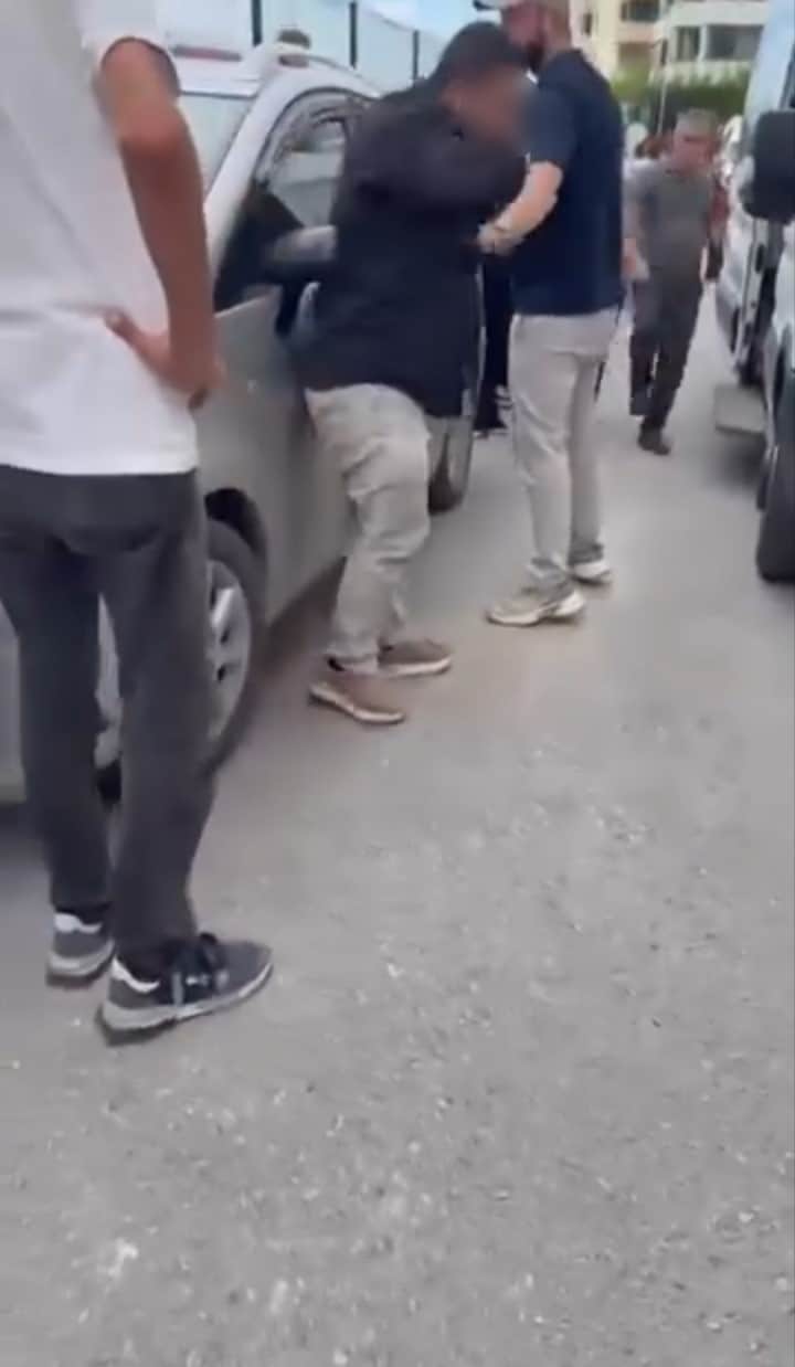 BURSA'NIN MUDANYA İLÇESİNDE BİR OKUL ÖNÜNDE SERVİS ŞOFÖRLERİ ARASINDA KAVGA ÇIKTI.