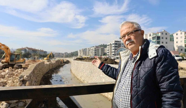BURSA BÜYÜKŞEHİR BELEDİYESİ, ISLAH ÇALIŞMALARI KAPSAMINDA NİLÜFER İLÇESİNDE BULUNAN HASANAĞA VE ÜRÜNLÜ DERELERİNDE TAŞ DUVAR İMALATI GERÇEKLEŞTİRİYOR.