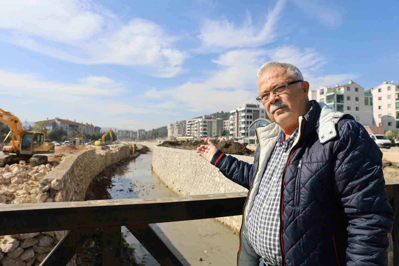 BURSA BÜYÜKŞEHİR BELEDİYESİ, ISLAH ÇALIŞMALARI KAPSAMINDA NİLÜFER İLÇESİNDE BULUNAN HASANAĞA VE ÜRÜNLÜ DERELERİNDE TAŞ DUVAR İMALATI GERÇEKLEŞTİRİYOR.