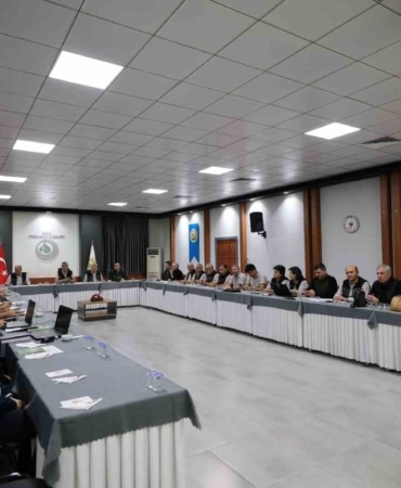 BURSA ORMAN BÖLGE MÜDÜRLÜĞÜ, 2026 YILI PROGRAM HEDEFLERİ VE ÇALIŞMALARIN YIL İÇERİSİNDEKİ GERÇEKLEŞME DURUMUNUN DEĞERLENDİRİLDİĞİ TOPLANTI DÜZENLENDİ. BURSA ORMAN BÖLGE MÜDÜRÜ ERDAL ŞAHAN BAŞKANLIĞINDAKİ TOPLANTIDA, ORMAN YANGINLARI AÇISINDAN RİSKLİ DÖNEMİN HENÜZ SONA ERMEDİĞİNE DİKKAT ÇEKİLEREK, YANGINLARA KARŞI ALINAN TEDBİRLERİN KARARLILIKLA SÜRDÜRÜLMESİ İSTENDİ.