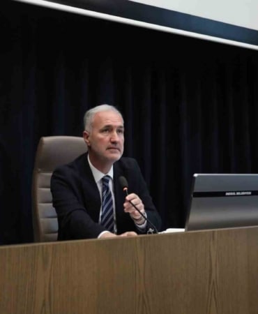 BAŞKAN ALPER TABAN, GÜNDEM MADDELERİNİN ARDINDAN DA İÇİŞLERİ BAKANLIĞI MAHALLİ İDARELER KONTROLÖRLÜĞÜ TARAFINDAN YAPILAN DENETİMLERİN SONUCUNA İLİŞKİN RAPORU MECLİS ÜYELERİNE OKUDU
