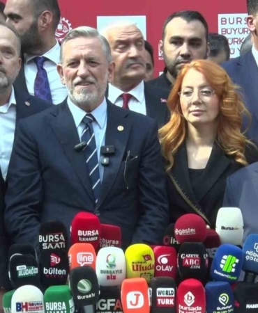 BURSA TİCARET VE SANAYİ ODASI’NDA (BTSO) YENİ DÖNEMİN YÖNETİMİNİ BELİRLEMEK ÜZERE GERÇEKLEŞTİRİLEN SEÇİMDE OY VERME İŞLEMİ SÜRÜYOR. MEVCUT BAŞKAN İBRAHİM BURKAY İLE BURSA TİCARET BORSASI BAŞKANI ÖZER MATLI’NIN YARIŞTIĞI SEÇİMDE 159 MECLİS ÜYESİ SANDIK BAŞINA GİDİYOR. BURKAY, SEÇİM SÜRECİNE İLİŞKİN YAPTIĞI AÇIKLAMADA, BTSO’NUN 137 YILLIK KÖKLÜ GEÇMİŞİNE DİKKAT ÇEKEREK, "BUGÜN TARİHİ BİR GÜNÜ YAŞIYORUZ" DEDİ. - İBRAHİM BURKAY