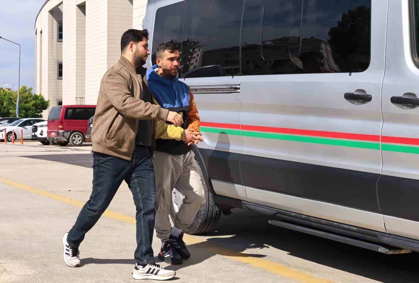 BURSA’NIN İNEGÖL İLÇESİNDE NARKOTİK EKİPLERİNİN TAKİBE ALDIĞI CENGİZ B., KAÇMAYA ÇALIŞIRKEN KOVALAMACA SONUCU YAKALANDI.