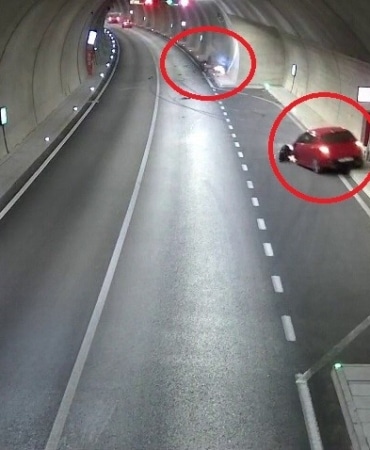 KAZANIN GÜVENLİK KAMERASI GÖRÜNTÜLERİ ORTAYA ÇIKARKEN, GÖRÜNTÜLERDE OTOMOBİLİN KENDİ ŞERİDİNDEN ÇIKARAK MOTOSİKLETE ÇARPTIĞI ANLAR SANİYE SANİYE KAYDEDİLDİ.