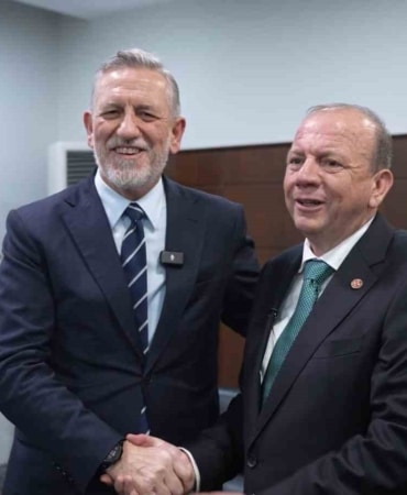 BURSA TİCARET VE SANAYİ ODASI'NDA (BTSO) 13 YILLIK BAŞKANLIK DÖNEMİNİ TAMAMLAYAN İBRAHİM BURKAY, YENİ BAŞKAN ÖZER MATLI'YI TEBRİK EDEREK, YENİ DÖNEMDE BAŞARILAR DİLEDİ.