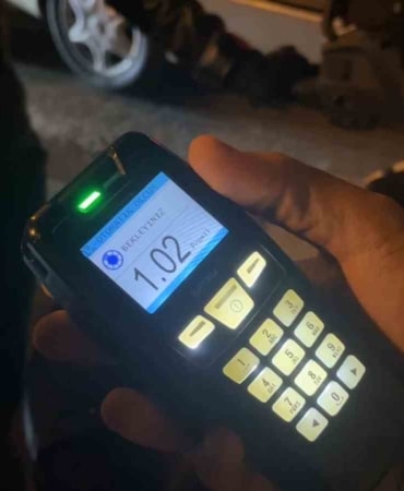 BURSA'DA ALKOL DENETİMİ YAPAN EKİPLERİ GÖREN MOTOSİKLET SÜRÜCÜSÜ, ÖNCE TERS YÖNDEN KAÇMAYI DENEDİ.