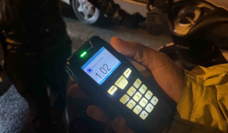 BURSA'DA ALKOL DENETİMİ YAPAN EKİPLERİ GÖREN MOTOSİKLET SÜRÜCÜSÜ, ÖNCE TERS YÖNDEN KAÇMAYI DENEDİ.