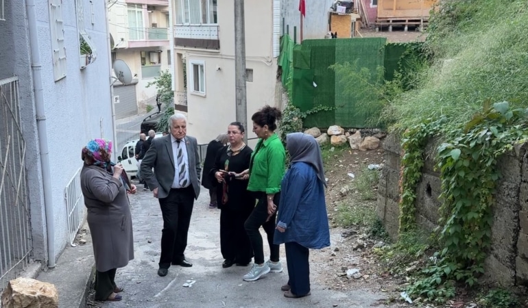 BURSA'NIN YILDIRIM İLÇESİNDE MAHALLE SAKİNLERİ, BİR KÖPEK ÇİFTLİĞİNDEN YAYILDIĞINI İDDİA ETTİKLERİ KÖTÜ KOKU, ÇEVRE KİRLİLİĞİ VE KESİLMEYEN HAVLAMA SESLERİ NEDENİYLE SOKAĞA DÖKÜLDÜ.