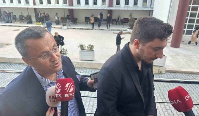 YALOVA'DA HAYATINI KAYBEDEN SANATÇI GÜLLÜ'NÜN ÖLÜMÜNE İLİŞKİN DAVANIN İKİNCİ DURUŞMASI BUGÜN GÖRÜLÜYOR. DURUŞMA ÖNCESİNDE GÜLLÜ'NÜN OĞLU TUĞBERK YAĞIZ GÜLTER İLE MERVE UÇANOK, YALOVA ADLİYESİ'NE GİRİŞ YAPTI.