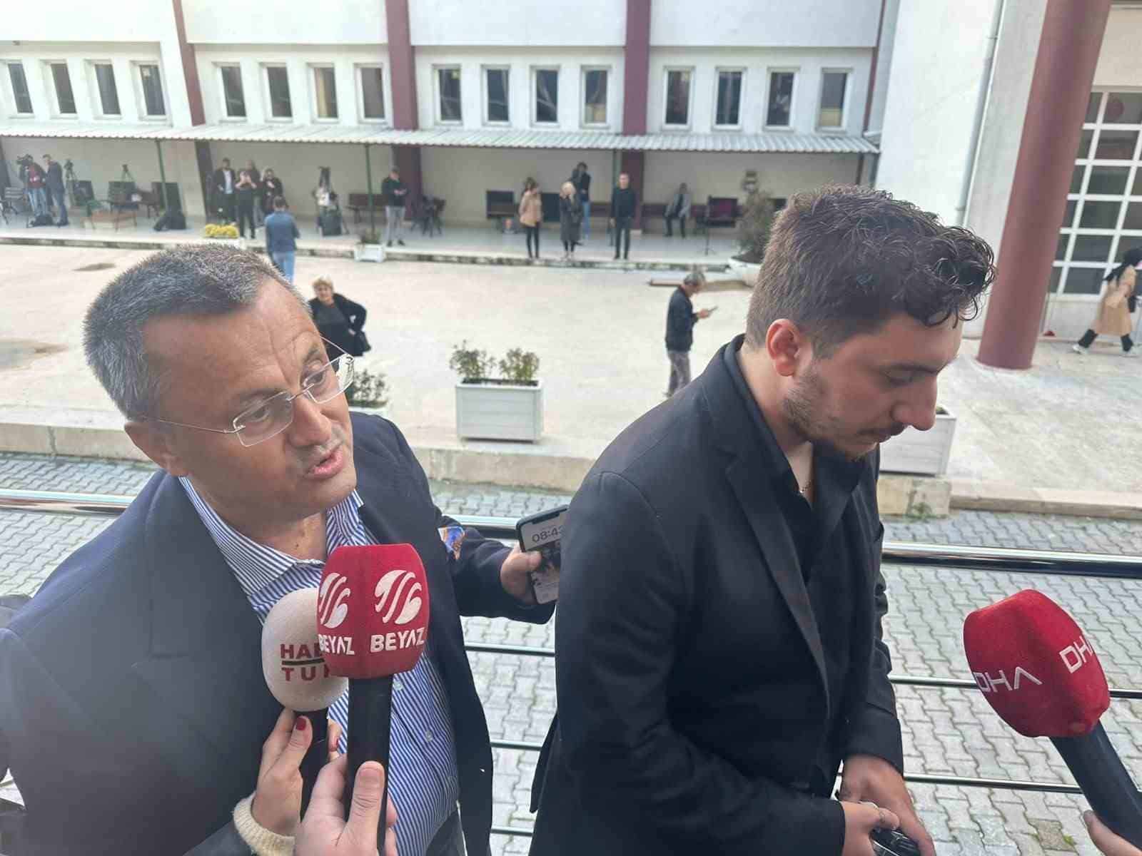 YALOVA'DA HAYATINI KAYBEDEN SANATÇI GÜLLÜ'NÜN ÖLÜMÜNE İLİŞKİN DAVANIN İKİNCİ DURUŞMASI BUGÜN GÖRÜLÜYOR. DURUŞMA ÖNCESİNDE GÜLLÜ'NÜN OĞLU TUĞBERK YAĞIZ GÜLTER İLE MERVE UÇANOK, YALOVA ADLİYESİ'NE GİRİŞ YAPTI.
