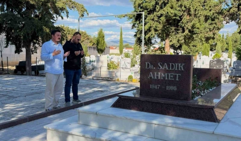YENİDEN REFAH PARTİSİ GENÇLİK KOLLARI GENEL BAŞKANI SELÇUK EFE, YUNANİSTAN’IN GÜMÜLCİNE KENTİNDE BATI TRAKYA TÜRKLERİNİN HAK MÜCADELESİNİN ÖNCÜ İSİMLERİNDEN DR. SADIK AHMET’İN KABRİNİ ZİYARET EDEREK BÖLGEDEKİ TÜRK TOPLUMUNA DESTEK MESAJI VERDİ.