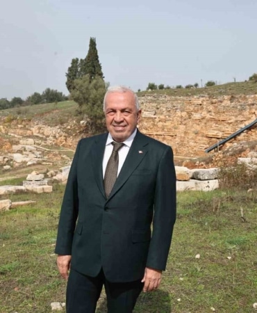 GÖLYAZI TİYATRO ALANI’NDA İNCELEMELERDE BULUNAN NİLÜFER BELEDİYE BAŞKANI ŞADİ ÖZDEMİR, EN KISA SÜRE İÇİNDE BURAYI İŞLEVSEL HALE GETİRMEK İSTEDİKLERİNİ SÖYLEDİ.