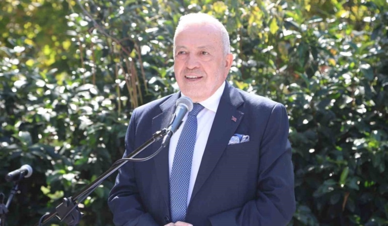 TOPLANTIDA KONUŞAN NİLÜFER BELEDİYE BAŞKANI ŞADİ ÖZDEMİR, KENTİN TARIM ALANLARI VE YEŞİL ALANLARI ÜZERİNDEKİ SANAYİ VE YAPILAŞMA BASKISINA DİKKAT ÇEKEREK, NİLÜFER'İN GELECEĞİNİ SİVİL TOPLUMLA BİRLİKTE KORUYACAKLARINI VURGULADI.
