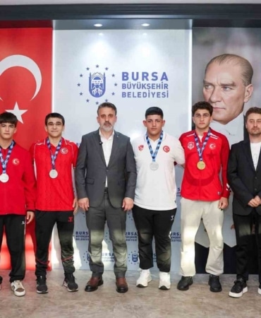BURSA BÜYÜKŞEHİR BELEDİYE BAŞKAN VEKİLİ ŞAHİN BİBA, BALKAN GÜREŞ ŞAMPİYONASI’NDA GÖSTERDİKLERİ MÜCADELE VE KAZANDIKLARI MADALYALARLA BURSA’NIN GÖĞSÜNÜ KABARTAN BELEDİYESPOR GÜREŞÇİLERİNİ MAKAMINDA AĞIRLADI.