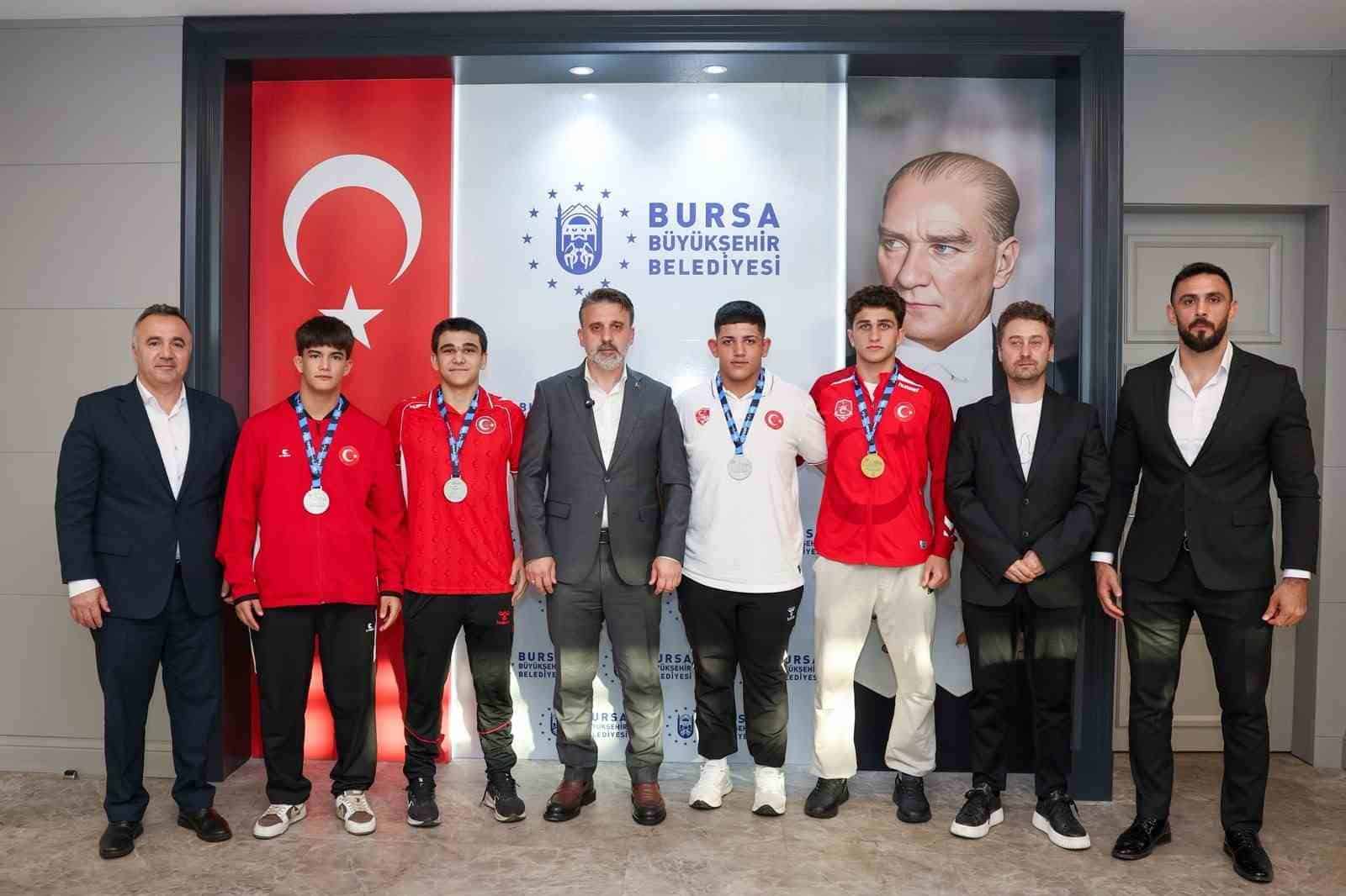 BURSA BÜYÜKŞEHİR BELEDİYE BAŞKAN VEKİLİ ŞAHİN BİBA, BALKAN GÜREŞ ŞAMPİYONASI’NDA GÖSTERDİKLERİ MÜCADELE VE KAZANDIKLARI MADALYALARLA BURSA’NIN GÖĞSÜNÜ KABARTAN BELEDİYESPOR GÜREŞÇİLERİNİ MAKAMINDA AĞIRLADI.