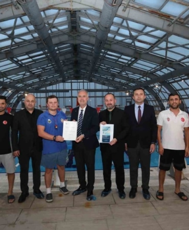 İNEGÖL BELEDİYE BAŞKANI ALPER TABAN, HAFTANIN 6 GÜNÜ SABAH VE AKŞAM ANTRENMANLARIYLA YOĞUN BİR TEMPODA ÇALIŞMALARINI SÜRDÜREN İNEGÖL BELEDİYE SPOR KULÜBÜ YÜZME ALTYAPI SPORCULARINI ZİYARET ETTİ.