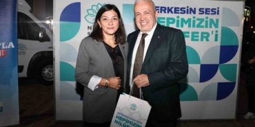 "ŞADİ BAŞKAN'LA AKŞAM ÇAYI" BULUŞMALARININ SON DURAĞI ÜÇEVLER MAHALLESİ OLDU. VATANDAŞLARIN TALEP VE ÖNERİLERİNİ DİNLEYEN BAŞKAN ŞADİ ÖZDEMİR, "KİMSEYİ AYRIŞTIRMADAN, KİŞİYE GÖRE DEĞİL, KURALLARA GÖRE YÖNETİLEN BİR NİLÜFER İÇİN ÇALIŞIYORUZ" DEDİ.