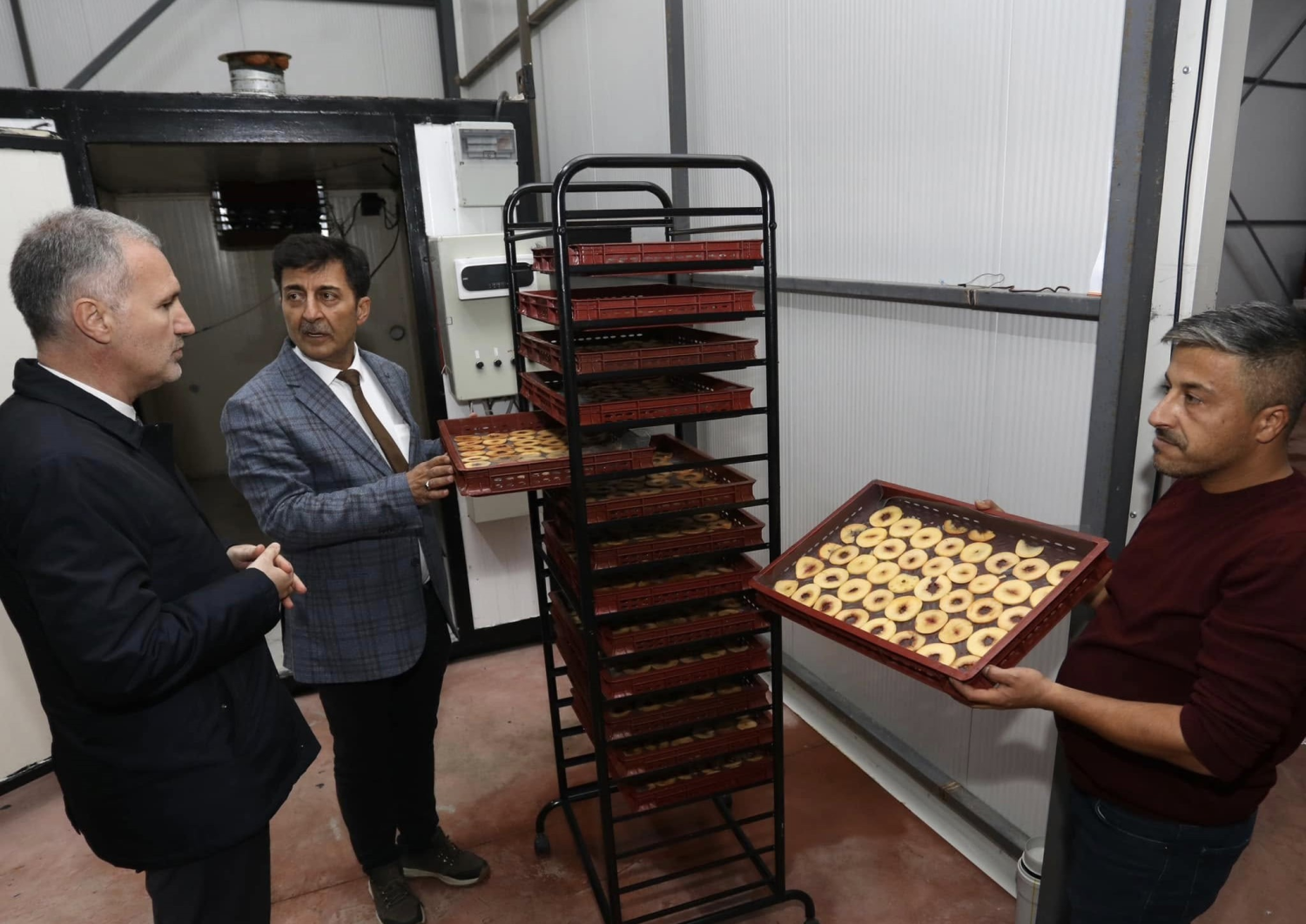 İNEGÖL’ÜN TARIMSAL ÜRETİM DEĞERLERİ, İSPANYA’NIN BAŞKENTİ MADRİD’DE DÜZENLENEN FRUİT ATTRACTİON 2026 FUARI’NDA AVRUPA VE DÜNYA PAZARINA TANITILDI. BURSA’DAN FUARA KATILIM SAĞLAYAN ARACI FİRMA ARACILIĞIYLA AÇILAN STANTTA, İNEGÖL BELEDİYESİ’NİN ÖZÜNDENKURU MARKASIYLA ÜRETTİĞİ MEYVE KURULARININ YANI SIRA İNEGÖL’ÜN YAŞ MEYVE ÜRETİMİNDEKİ ÖNEMLİ DEĞERLERİ DE SERGİLENDİ.