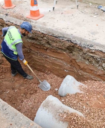 BURSA BÜYÜKŞEHİR BELEDİYESİ, OSMANGAZİ İLÇESİNİN HÜDAVENDİGAR MAHALLESİ’NDE ALTYAPI GÜÇLENDİRME ÇALIŞMALARI KAPSAMINDA KANALİZASYON VE YAĞMUR SUYU HATTI İMALATI GERÇEKLEŞTİRİYOR.