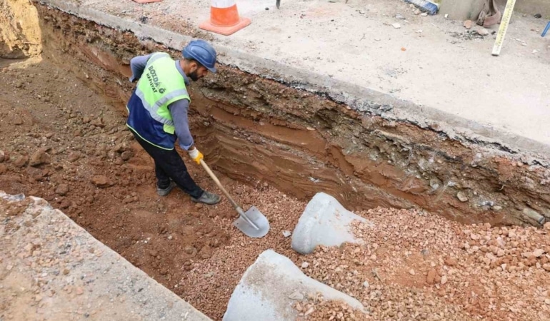 BURSA BÜYÜKŞEHİR BELEDİYESİ, OSMANGAZİ İLÇESİNİN HÜDAVENDİGAR MAHALLESİ’NDE ALTYAPI GÜÇLENDİRME ÇALIŞMALARI KAPSAMINDA KANALİZASYON VE YAĞMUR SUYU HATTI İMALATI GERÇEKLEŞTİRİYOR.