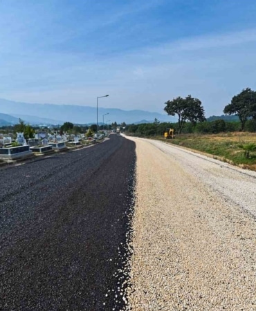 BURSA BÜYÜKŞEHİR BELEDİYESİ, KESTEL İLÇESİNDEKİ ERDOĞANKÖY KENT MEZARLIĞI’NIN İÇ VE BAĞLANTI YOLLARINDA YENİLEME ÇALIŞMASI GERÇEKLEŞTİRDİ.