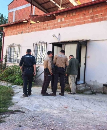 BURSA’NIN İNEGÖL İLÇESİNDE SABAHATTİN AYINTAP (63), AİLESİ TARAFINDAN EVİNDE HAREKETSİZ HALDE BULUNDU. OLAY YERİNE SEVK EDİLEN SAĞLIK EKİPLERİ, ŞAHSIN HAYATINI KAYBETTİĞİNİ BELİRLEDİ.