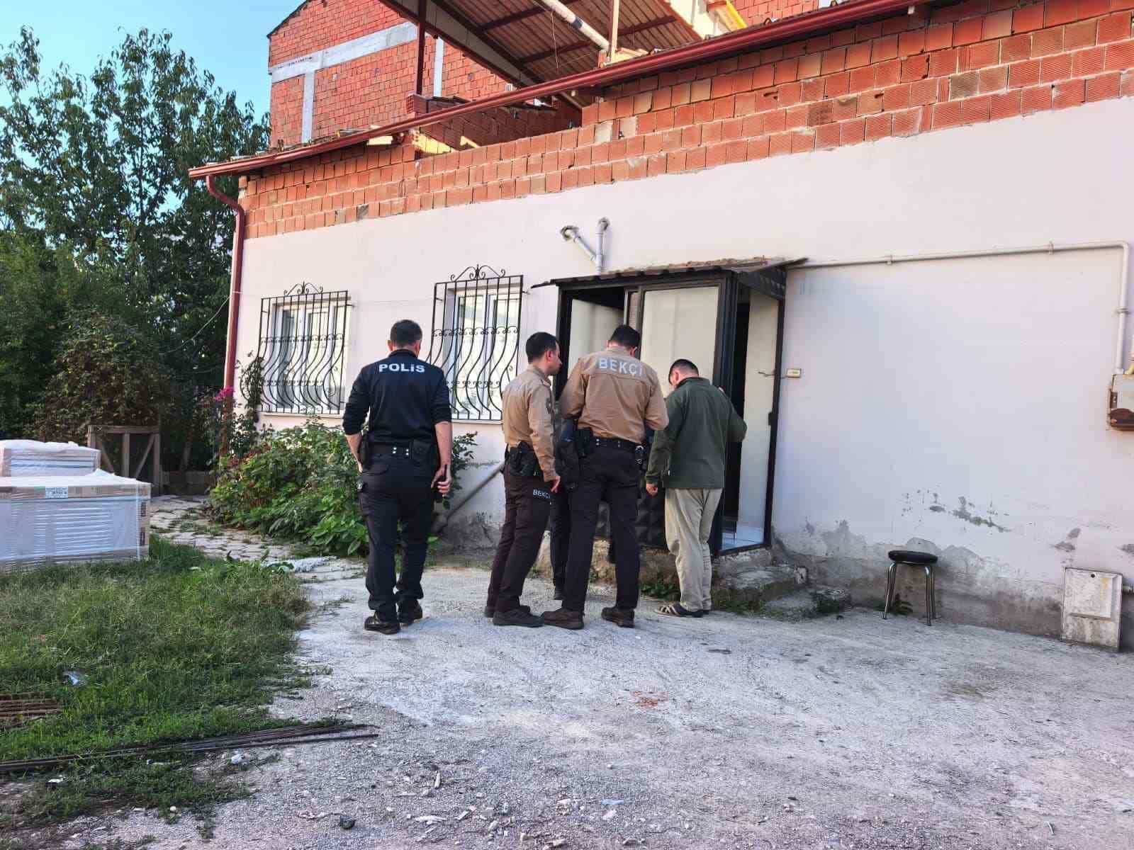 BURSA’NIN İNEGÖL İLÇESİNDE SABAHATTİN AYINTAP (63), AİLESİ TARAFINDAN EVİNDE HAREKETSİZ HALDE BULUNDU. OLAY YERİNE SEVK EDİLEN SAĞLIK EKİPLERİ, ŞAHSIN HAYATINI KAYBETTİĞİNİ BELİRLEDİ.