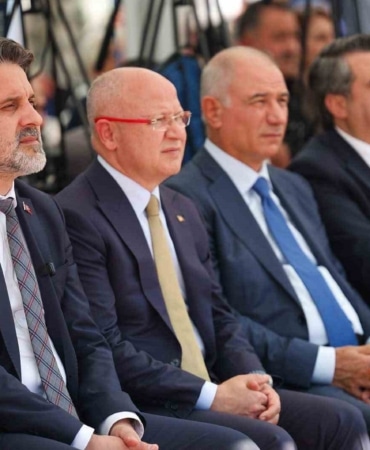 BURSA BÜYÜKŞEHİR BELEDİYE BAŞKAN VEKİLİ ŞAHİN BİBA, ‘BURSA’NIN AFET ANAYASASI’ OLARAK NİTELENDİRDİĞİ BEYANNAMENİN 13 EKİM’DE AÇIKLANACAĞINI BELİRTEREK "ÖNCELİĞİMİZ, AFETLERDEN SONRA YARALARI SARMANIN ÖTESİNDE, O YARALARIN HİÇ AÇILMAMASI İÇİN BUGÜNDEN ÇALIŞMAKTIR" DEDİ.