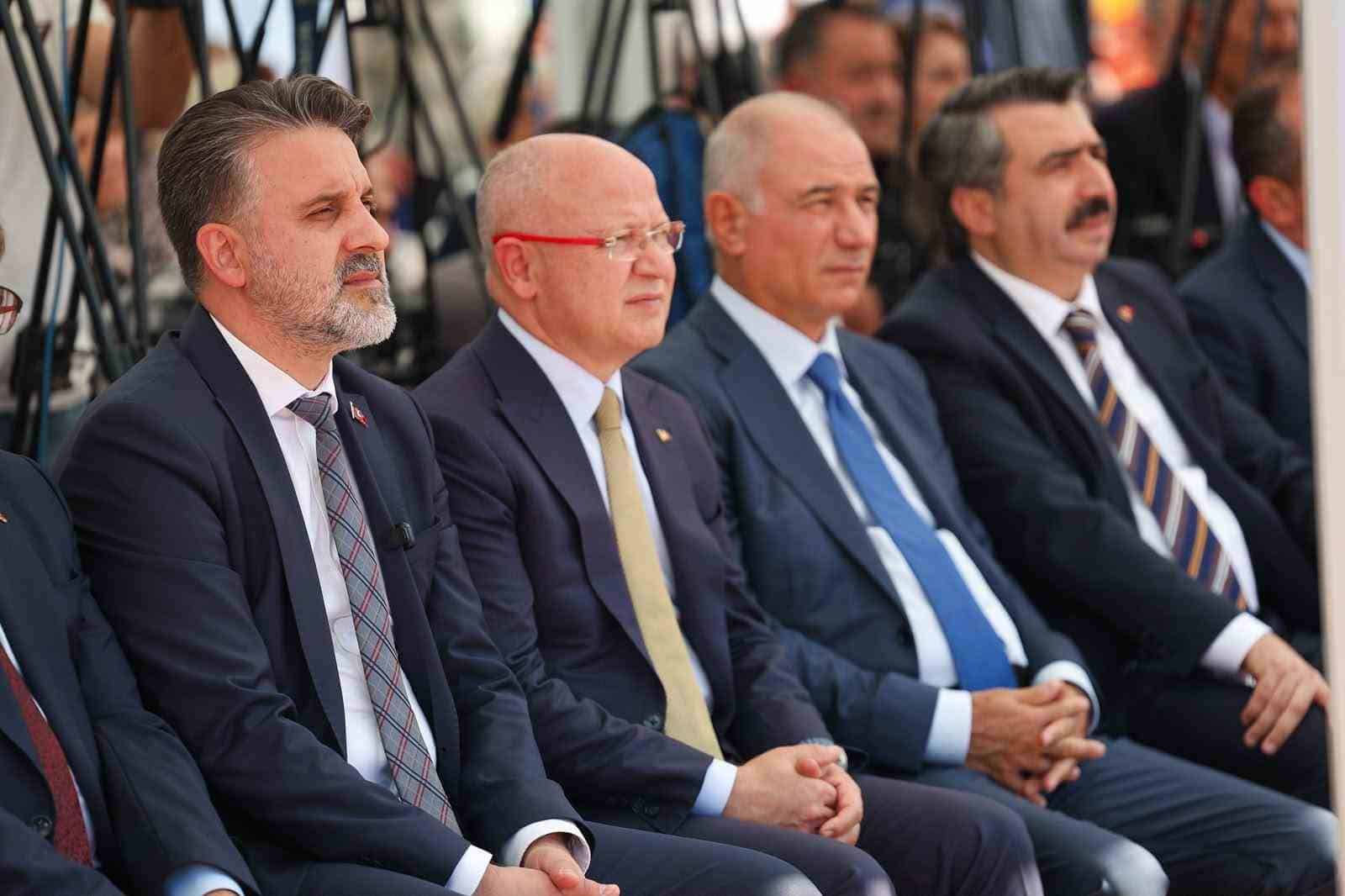 BURSA BÜYÜKŞEHİR BELEDİYE BAŞKAN VEKİLİ ŞAHİN BİBA, ‘BURSA’NIN AFET ANAYASASI’ OLARAK NİTELENDİRDİĞİ BEYANNAMENİN 13 EKİM’DE AÇIKLANACAĞINI BELİRTEREK "ÖNCELİĞİMİZ, AFETLERDEN SONRA YARALARI SARMANIN ÖTESİNDE, O YARALARIN HİÇ AÇILMAMASI İÇİN BUGÜNDEN ÇALIŞMAKTIR" DEDİ.