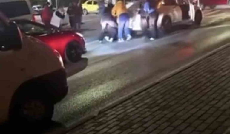BURSA'DA İKİ AİLE ARASINDA HENÜZ BİLİNMEYEN BİR NEDENLE ÇIKAN TARTIŞMA KISA SÜREDE KAVGAYA DÖNÜŞTÜ. OLAY YERİNE GELEN TRAFİK POLİSLERİ, KAVGAYA KARIŞAN TARAFLARI AYIRARAK MÜDAHALEDE BULUNDU.