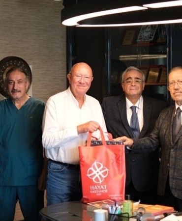 ULUSLARARASI EL BİLEĞİ MERKEZLERİ’NİN (INTERNATİONAL WRİST CENTERS, IWC) KURUCUSU VE BAŞKANI, ULUSLARARASI EL BİLEĞİ ARTROSKOPİSİ DERNEĞİ’NİN (INTERNATİONAL WRİST ARTHROSCOPY SOCİETY-IWAS) KURUCUSU VE YAŞAM BOYU ONURSAL BAŞKANI PROF. DR. CHRİSTOPHE MATHOULİN, 8-9 EKİM 2026 TARİHLERİNDE HAYAT HASTANESİ’NDE PROF. DR. TUFAN KALELİ BAŞKANLIĞI’NDA KURULMUŞ OLAN IWC-BURSA TÜRKİYE'YE BİR ZİYARET GERÇEKLEŞTİRDİ.