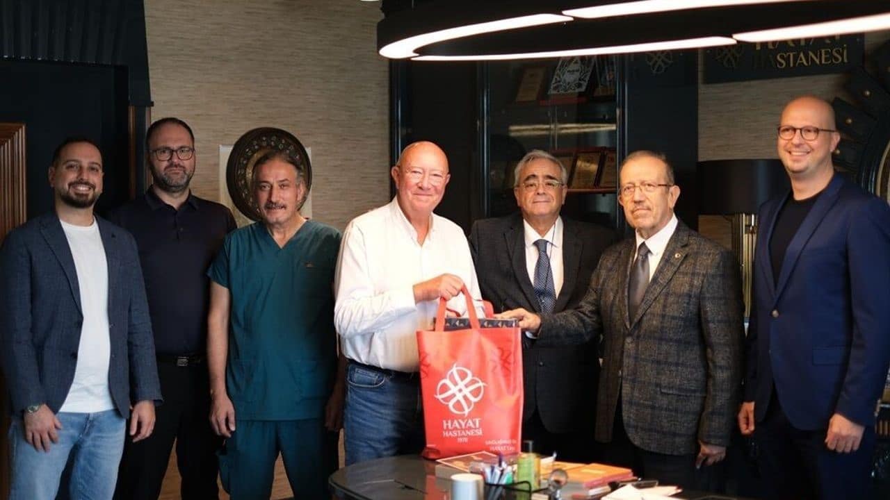 ULUSLARARASI EL BİLEĞİ MERKEZLERİ’NİN (INTERNATİONAL WRİST CENTERS, IWC) KURUCUSU VE BAŞKANI, ULUSLARARASI EL BİLEĞİ ARTROSKOPİSİ DERNEĞİ’NİN (INTERNATİONAL WRİST ARTHROSCOPY SOCİETY-IWAS) KURUCUSU VE YAŞAM BOYU ONURSAL BAŞKANI PROF. DR. CHRİSTOPHE MATHOULİN, 8-9 EKİM 2026 TARİHLERİNDE HAYAT HASTANESİ’NDE PROF. DR. TUFAN KALELİ BAŞKANLIĞI’NDA KURULMUŞ OLAN IWC-BURSA TÜRKİYE'YE BİR ZİYARET GERÇEKLEŞTİRDİ.