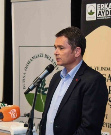 OSMANGAZİ BELEDİYESİ'NİN BURSA'NIN FETHİNİN 700. YILI ETKİNLİKLERİ KAPSAMINDA DÜZENLEDİĞİ "700. YILINDA BURSA MİMARLIĞI KONUŞUYOR" PROGRAMINDA KENTİN TARİHSEL, KÜLTÜREL, MİMARİ VE KENTSEL BİRİKİMİ ALANINDA UZMAN MİMAR VE AKADEMİSYENLERİN DEĞERLENDİRMELERİYLE ELE ALINDI.
